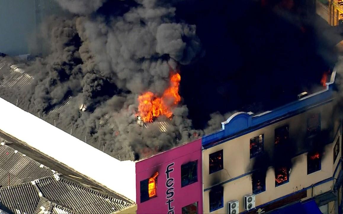 Incêndio atinge prédio na região da Rua 25 de Março, Centro de SP