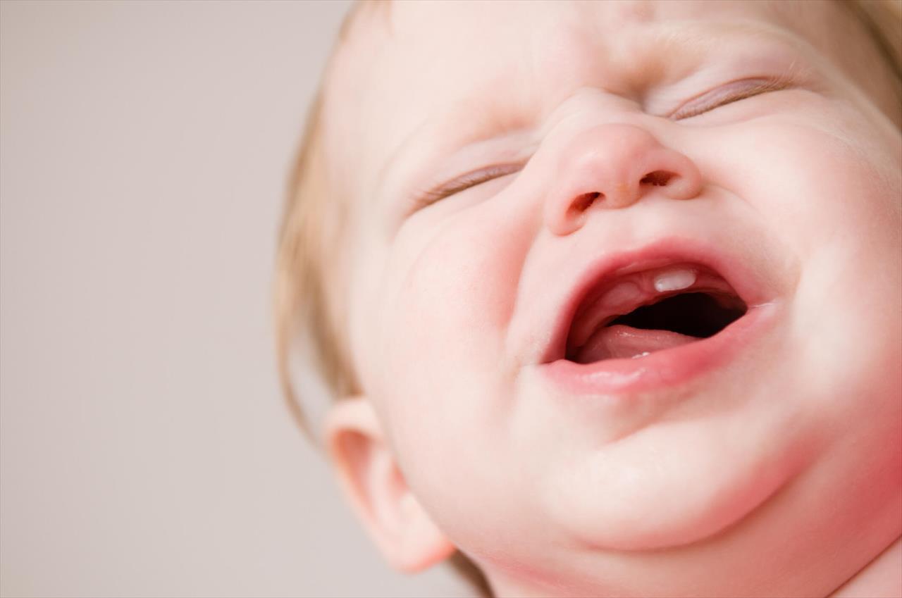 Dor, irritação, choro e estresse: saiba como aliviar seu bebê dos incômodos causados pelo nascimento dos dentinhos