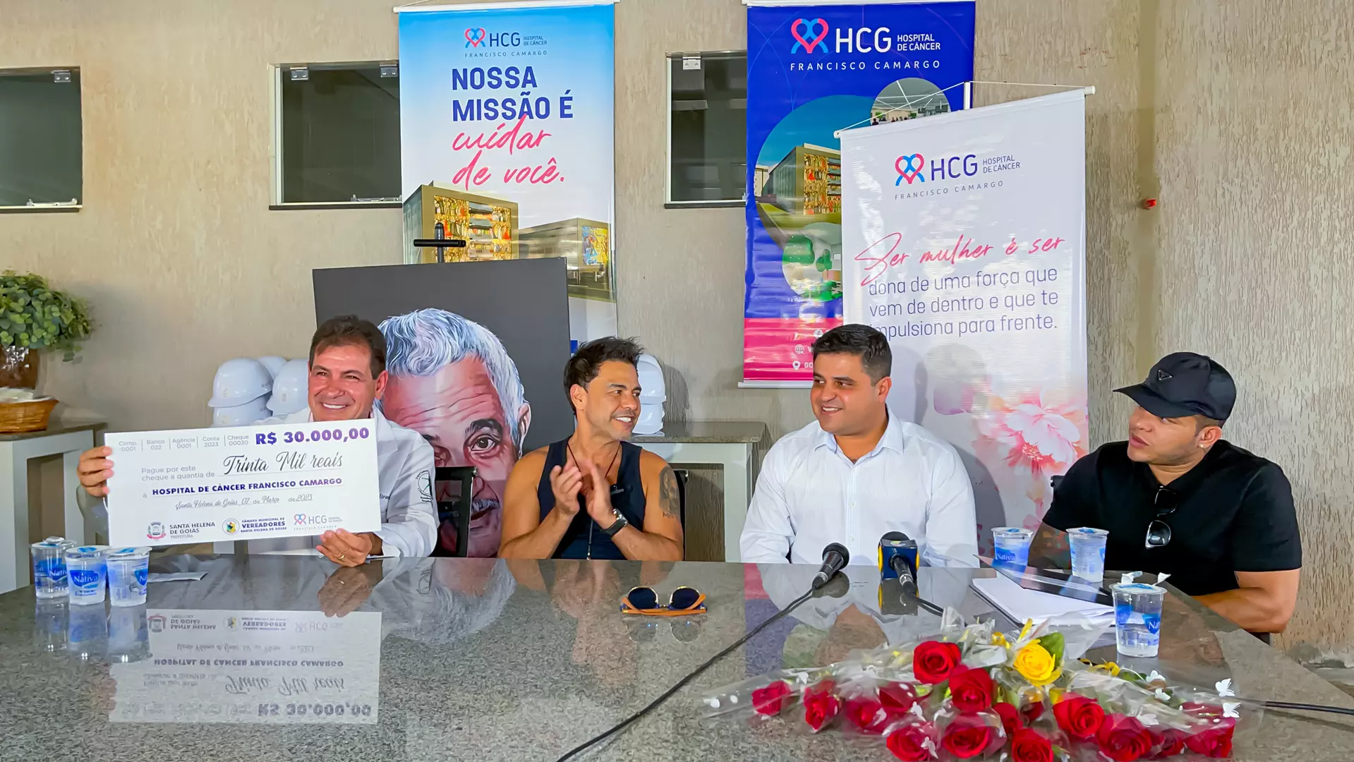 Com o amigo Tierry, Zezé Di Camargo homenageia médicas e pacientes do hospital do Câncer de Goiânia, no dia internacional da mulher