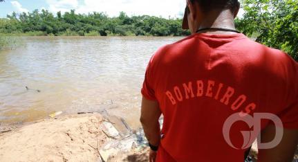 Três pessoas estão desaparecidas após barco virar em lagoa