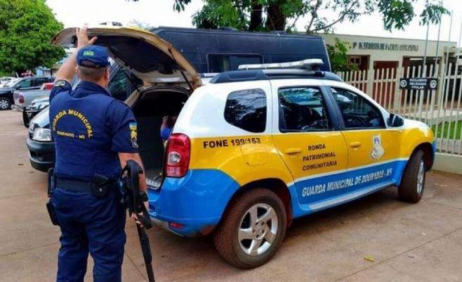 Jovem de Água Boa é presa dentro de ônibus na rodoviária de Dourados (MS) com 2 malas recheadas de maconha