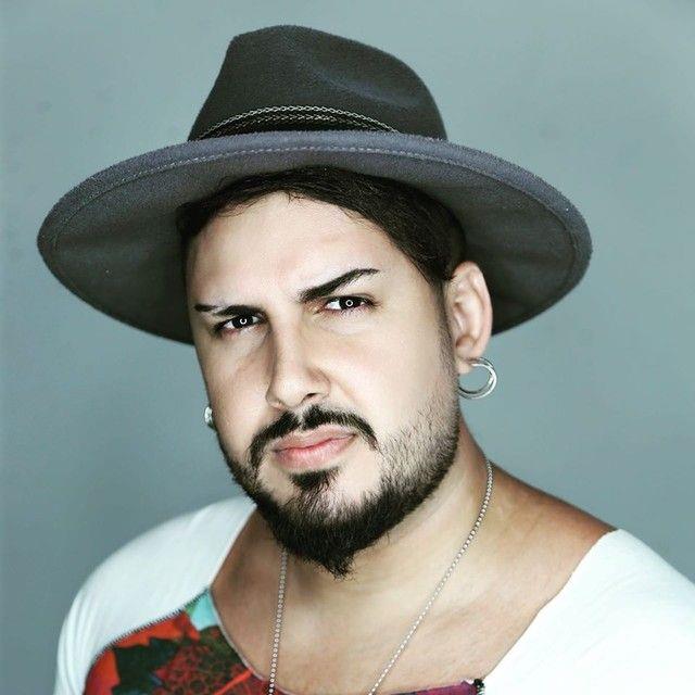 Cantor sertanejo morre após bater motocicleta em poste na volta de show em Cuiabá