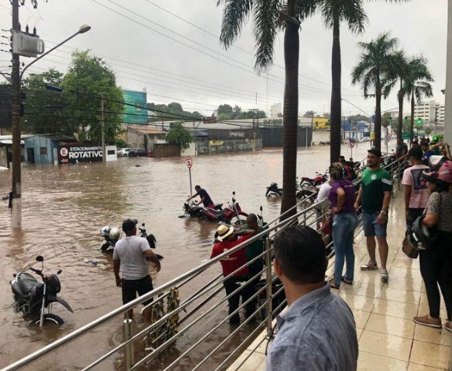 Forte chuva alaga ruas de Cuiabá e deixa motoristas ilhados, veja vídeo