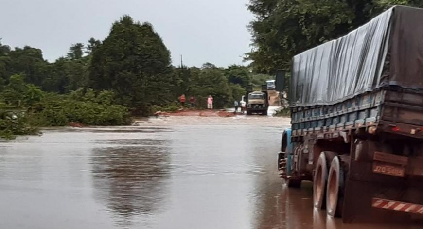 Rios transbordam e duas rodovias federais ficam interditadas