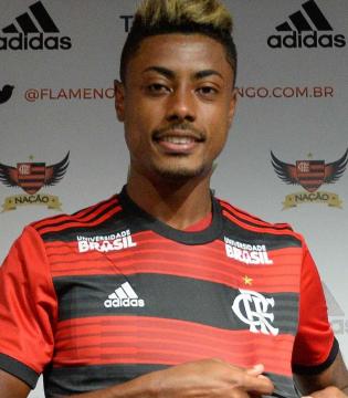 Atacante do Flamengo é parado em blitz no Rio e apresenta CNH sem registro