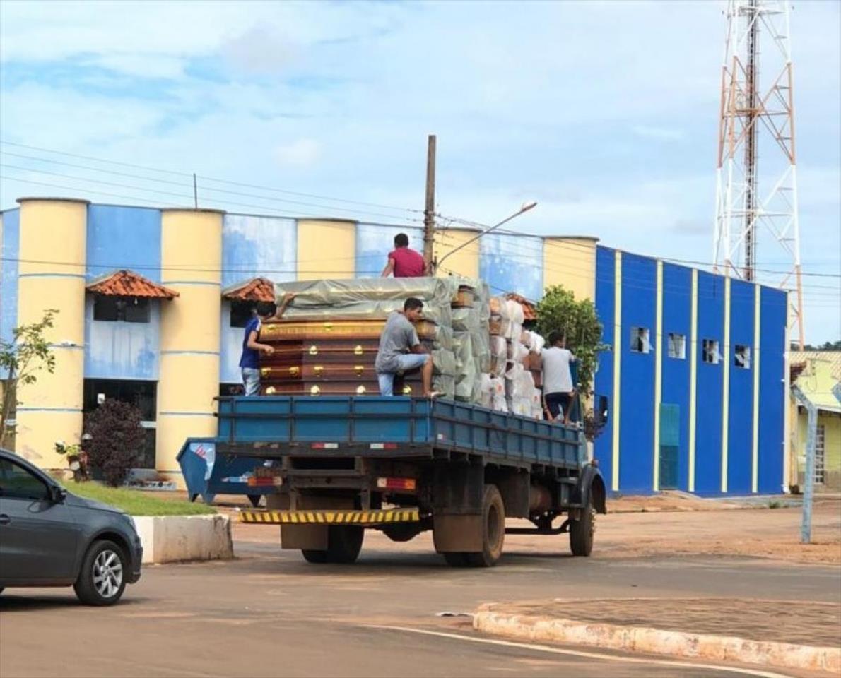 Carregamento de caixões causa pânico em cidade de MT