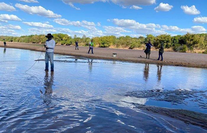 Após denúncia de resíduos jogados no Rio Araguaia, MPF, Sema e Politec colhem amostras