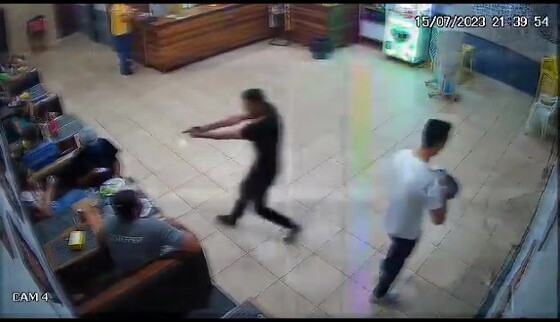 Vídeo: câmera flagra jovem sendo baleado em lanchonete cheia de clientes