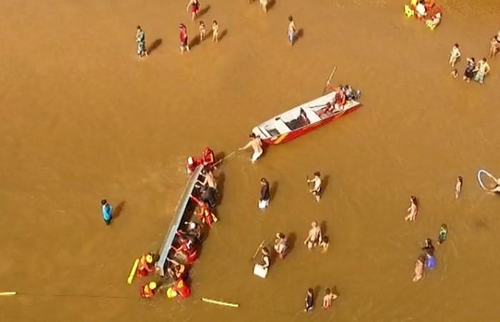 Canoa afunda no Rio Araguaia e cinco pessoas são resgatadas por bombeiros