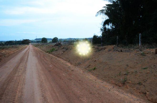 Luz misteriosa flutuando é filmada em linha do interior de Rondônia