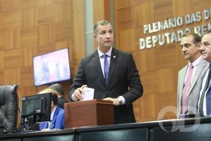 Bandidos invadem casa e fazem pais de deputado reféns durante assalto