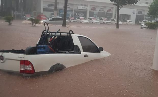 Tempestade alaga ruas, arrasta carros e derruba árvores em cidade de Mato Grosso; veja vídeos