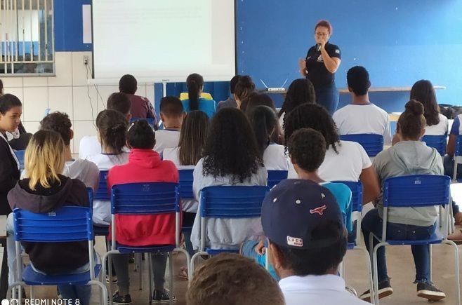 Ribeirão Cascalheira - Policiais civis levam orientações sobre violência escolar e familiar a estudantes