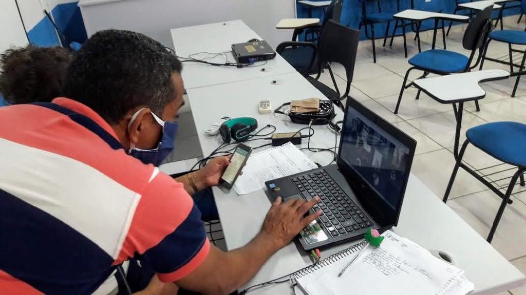 Professores tiram dúvidas sobre como ministrar aulas virtuais na rede estadual