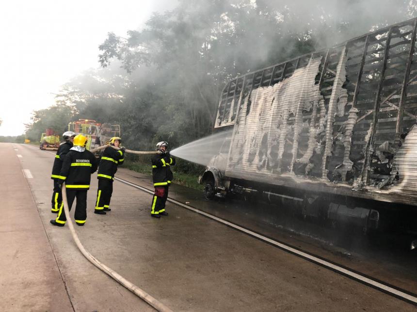 Caminhão carregado com fraldas pega fogo na Serra de São Vicente e interdita pista