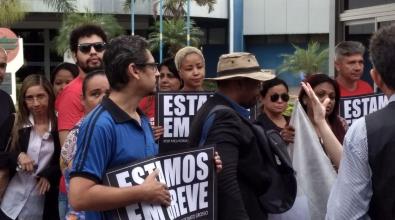 Com sinalização de manter greve, professores realizam assembleia na 2ª