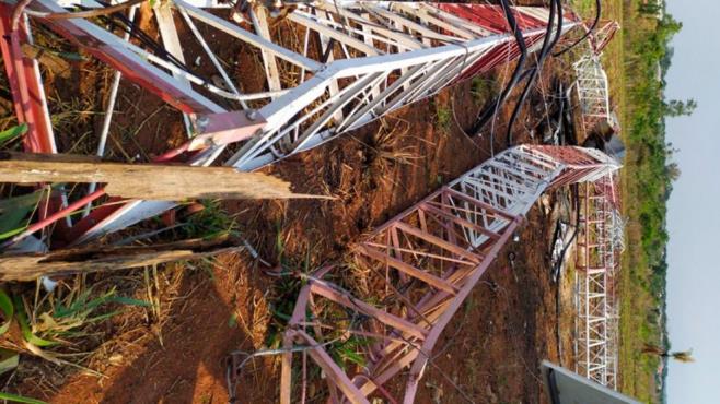 Vento derruba torre de 117 metros e 'arranca teto' de casas em MT