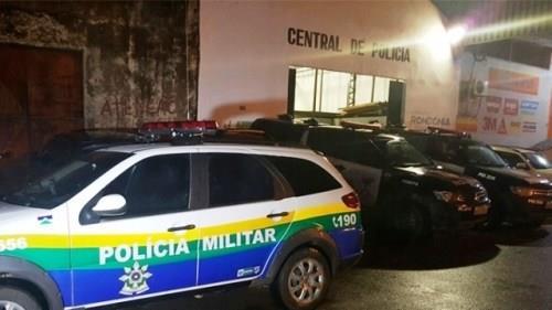 20/07/2017 09:28-Porto Velho Suspeito é baleado após praticar assaltos e atacar PMs com facão O caso aconteceu no Bairro Socialista, em Porto Velho