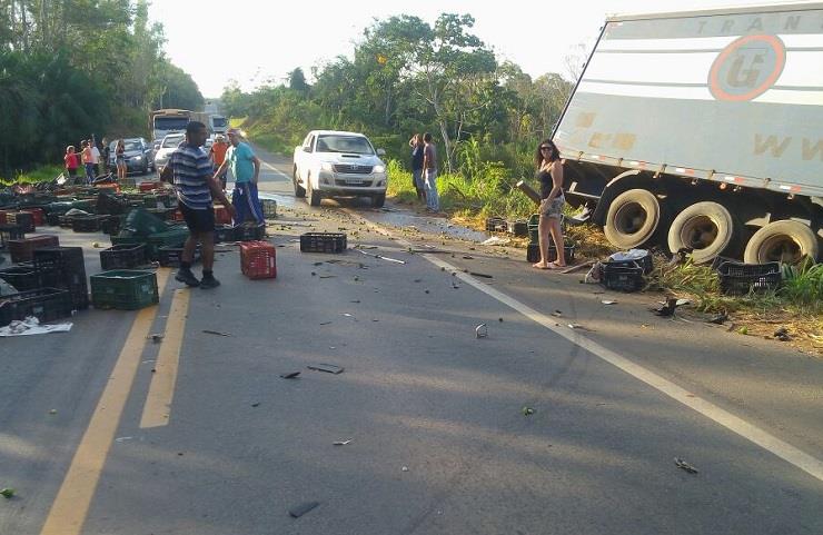 Ji-Paraná, Grave acidente na BR-364, filho de motorista cai embaixo de roda de carreta Um adolescente de 14 anos que estava na carreta da transportadora foi lançado para fora da cabine da carreta, que parou com uma das rodas sobre as pernas dele