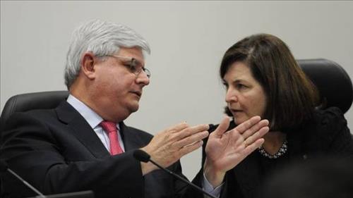 MP aprova aumento de 16% no salário de procuradores O procurador-geral da República, Rodrigo Janot, e a futura procuradora-geral Raquel Dodge