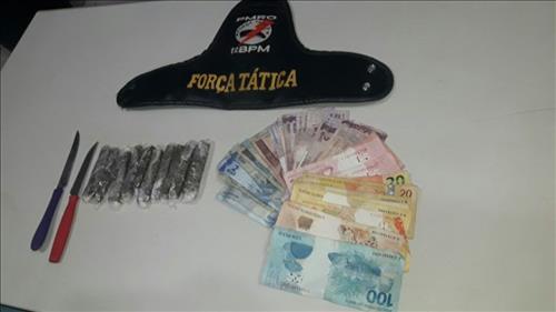 Porto Velho, Seis jovens são detidos por suspeita de tráfico de drogas Foram encontrados na residência, 10 pequenos tabletes aparentando ser maconha, uma quantia em dinheiro e duas facas