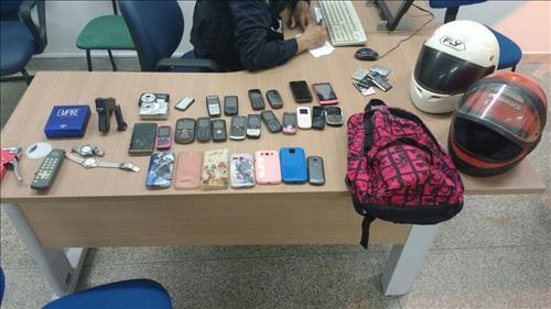 Ariquemes, PM recupera moto e 18 celulares de procedência duvidosa Denúncia anônima leva polícia a apreender celulares de procedência duvidosa em Ariquemes