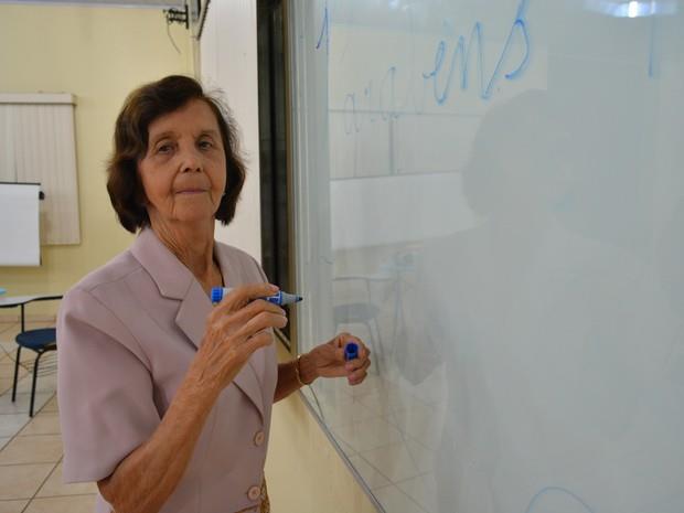 Professora aposentada há 15 anos monta curso pré-vestibular gratuito