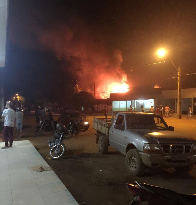 22/06/2017 07:33Ariquemes Garimpeiros invadem e ateiam fogo em quartel da PM no Garimpo Bom Futuro O tumulto aconteceu na noite da quarta-feira