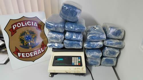 07/07/2017 10:40 Porto Velho Polícia Federal apreende 30 quilos de Skunk no aeroporto de Porto Velho A droga iria ser levada para o nordeste. Cinco foram presos