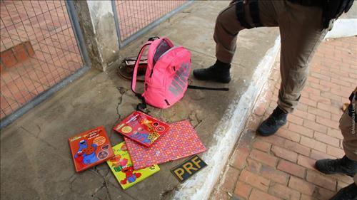 10/07/2017 08:06-Rio Branco PRF do Acre prende mulher que transportava cocaína dentro de livros infantis Os agentes encontraram uma substância branca dentro das capas dos livros.