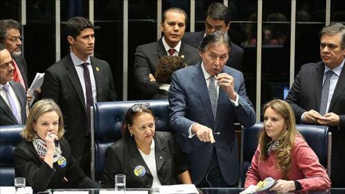 12/07/2017 07:32-Brasília Com 50 votos favoráveis, Senado aprova reforma trabalhista Senadoras da oposição fizeram protesto e ocuparam a mesa diretora do Senado por quase 7 horas