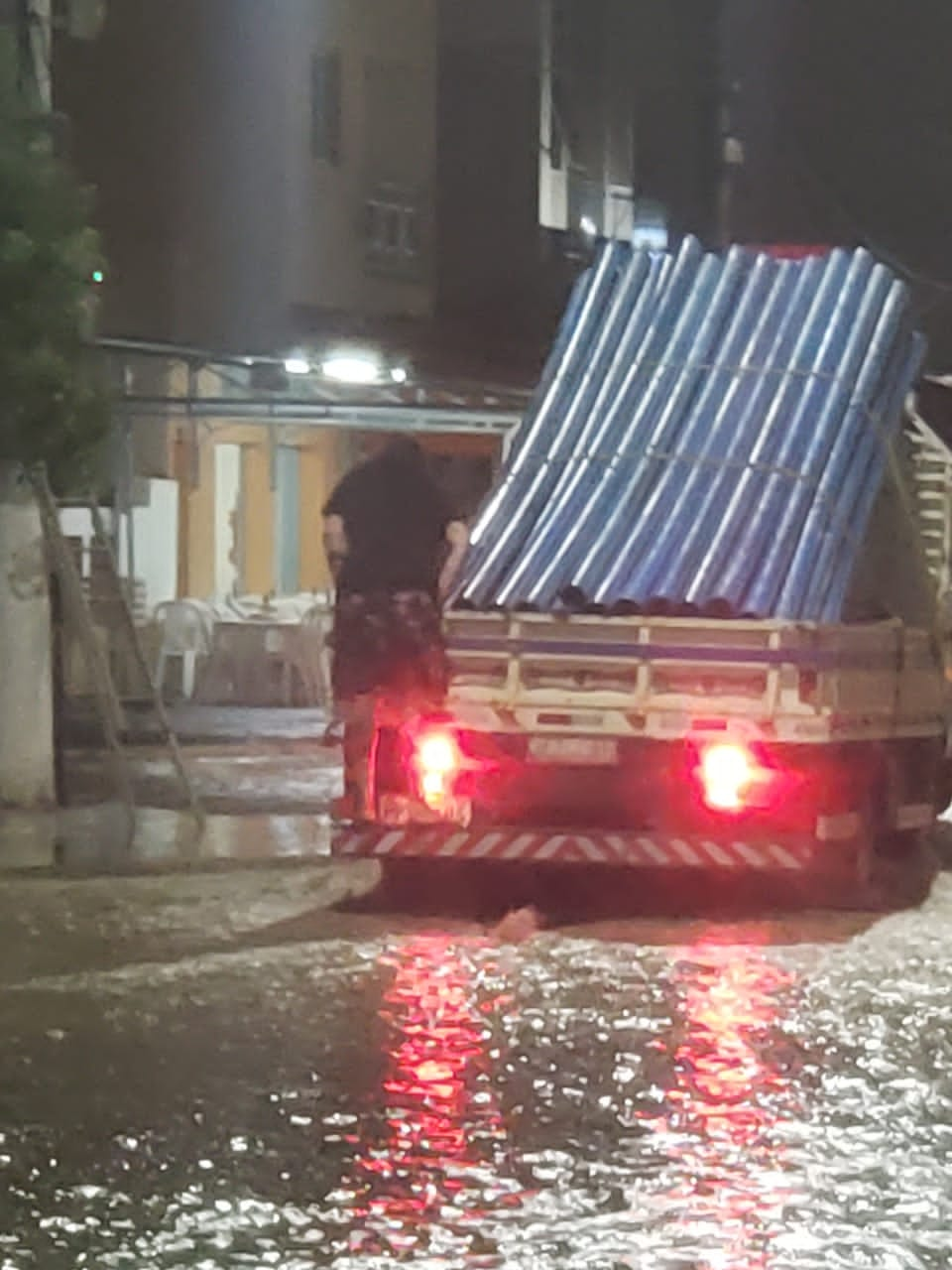 Flagrante - Prefeito Daniel da Açaí ajuda vendendores ambulantes no Centro de Guriri em baixo de Chuva