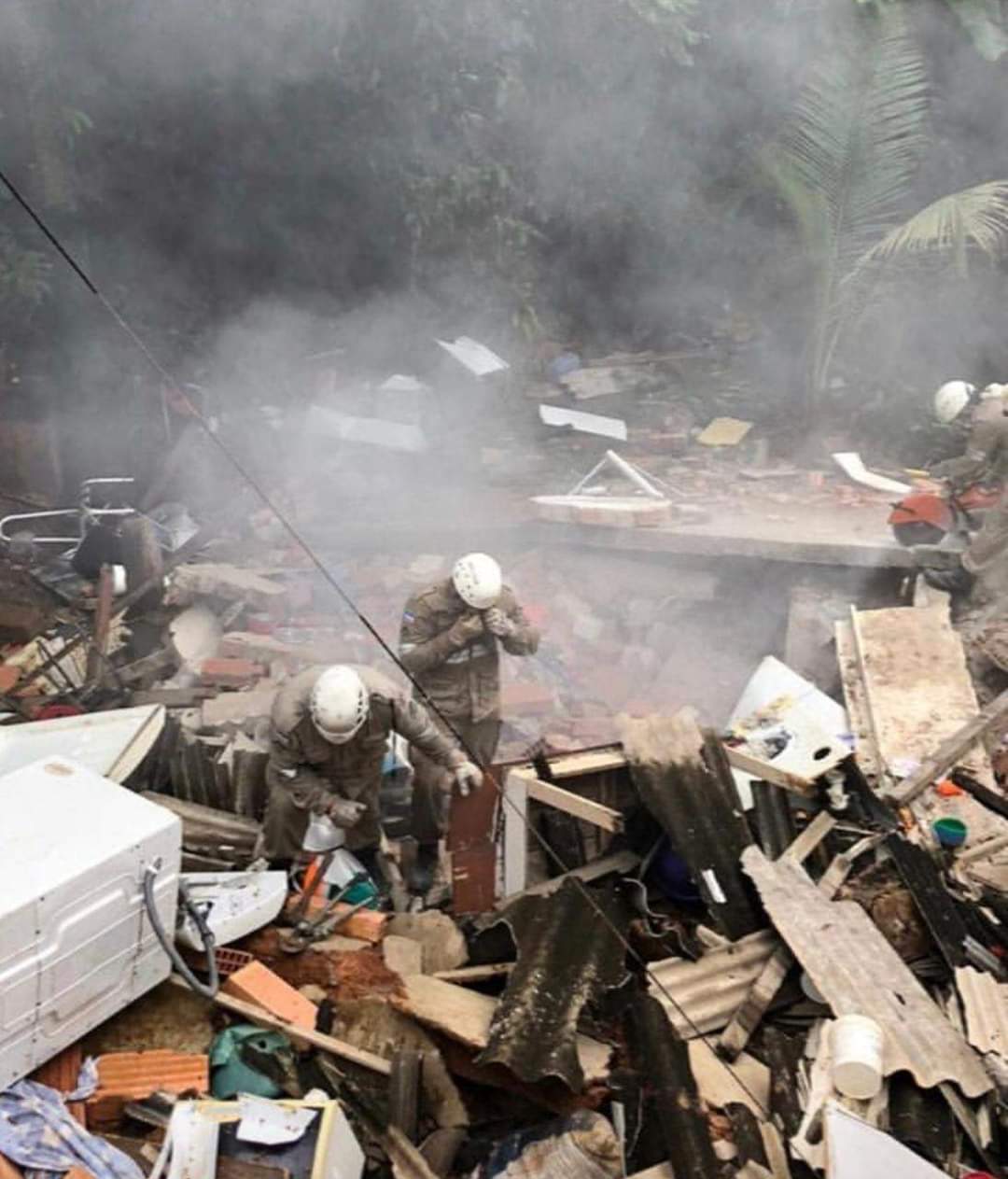 Mulher morre após casa de dois andares desabar na Serra durante forte chuva