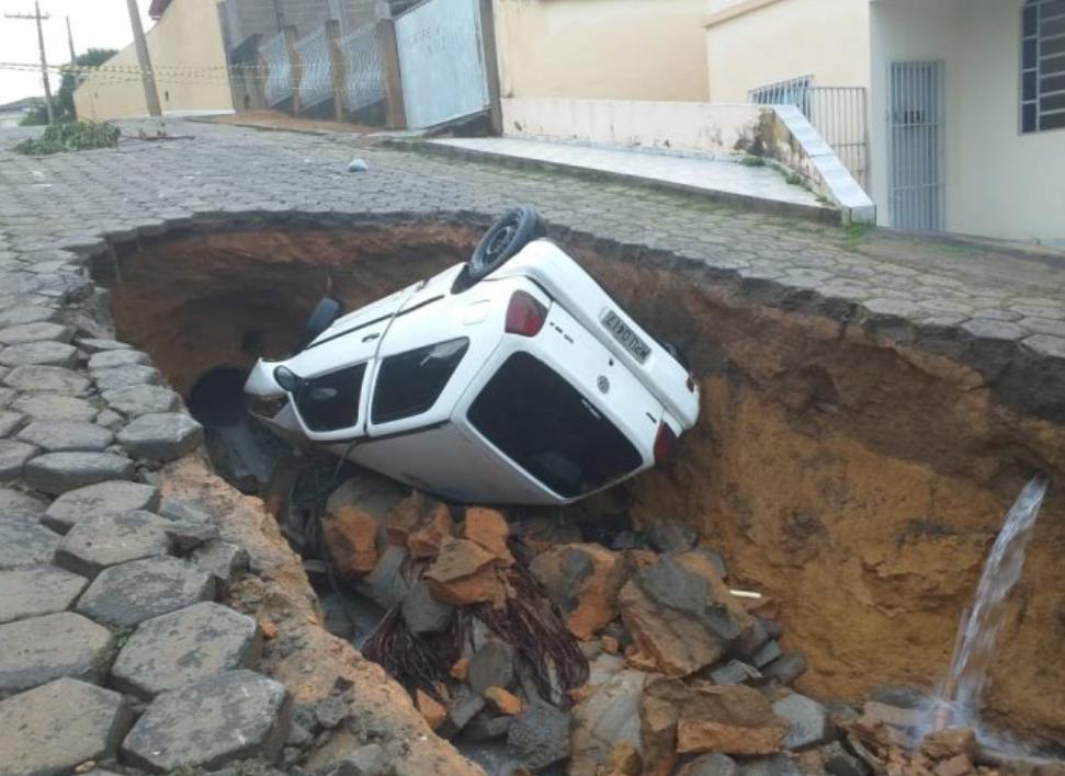 Carro cai em cratera em Nova Venécia