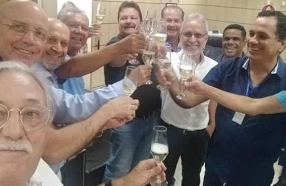 Prefeito Max filho e Vereadores tomam Champanhe em gabinete, enquanto  população de Vila Velha Sofre com os alagamentos .