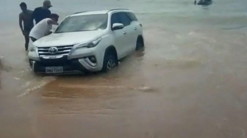 Carro de luxo fica atolado na areia da Praia de Peracanga, em Guarapari