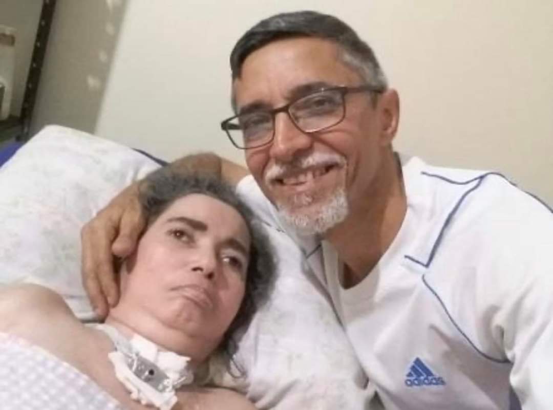 Marido cuida há 12 anos da mulher em estado vegetativo e diz que amor o move.