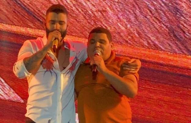 Fã portador de deficiência visual realiza sonho e canta com Gusttavo Lima durante show em Guriri!