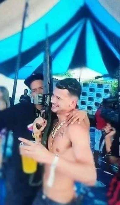 IRMÃO DE LUCAS PAQUETÁ É FLAGRADO SEGURANDO FUZIL EM BAILE FUNK