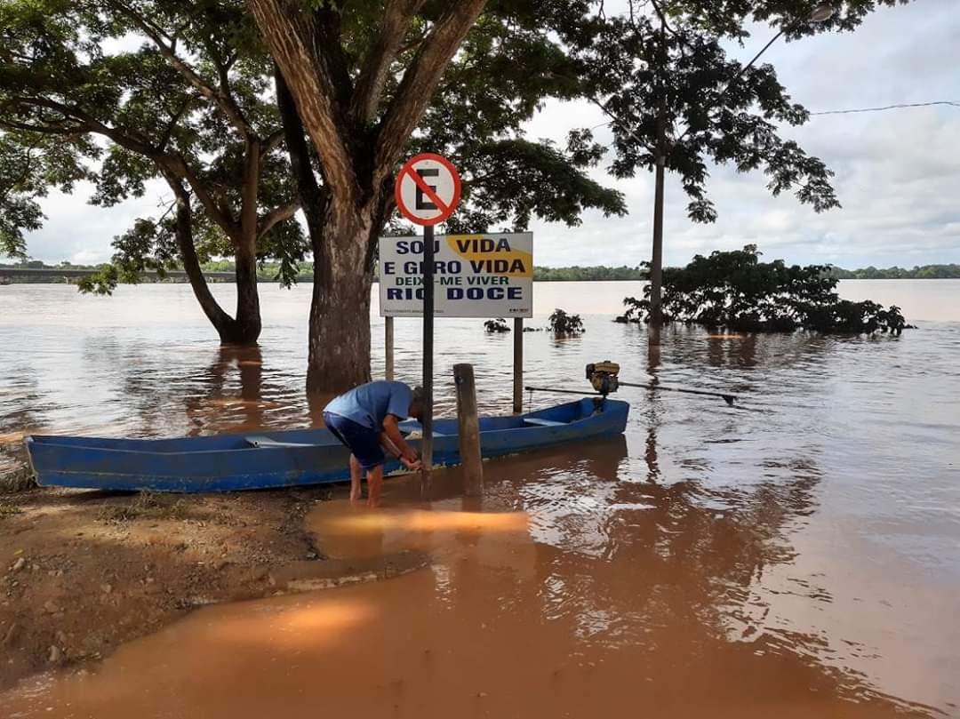 Rio Doce baixou mais de meio metro nas últimas 24 horas mas famílias ainda continua desabrigadas em Linhares.