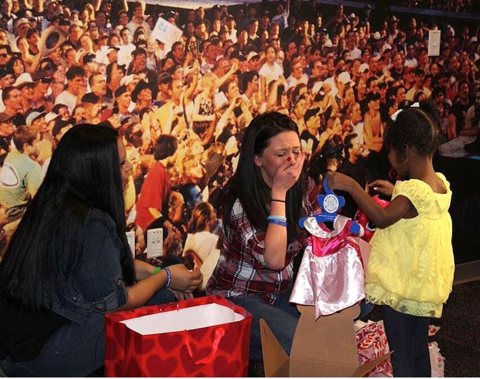 Mãe que doou o coração do filho conhece garotinha salva por ele