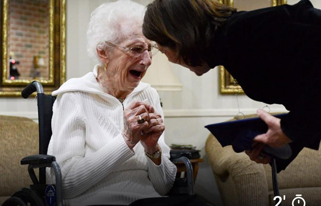 Emocionante: idosa de 97 anos chora ao ganhar o seu diploma de ensino médio