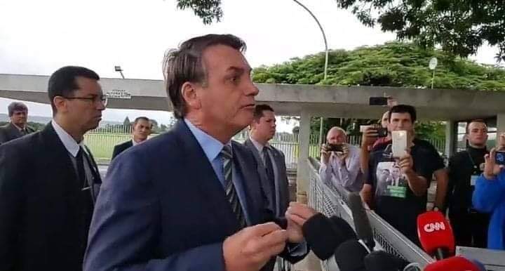 Bolsonaro defende isolamento vertical e sugere que país pode 'sair da normalidade democrática'