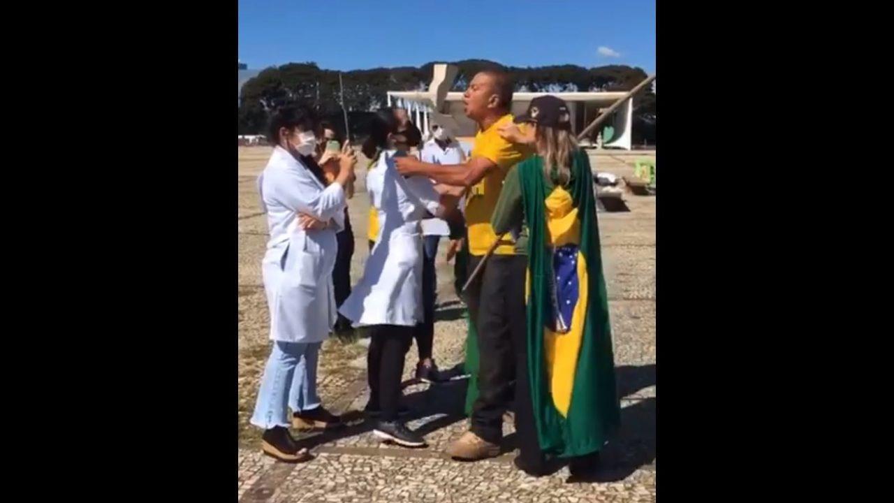 Vídeo: Enfermeiros fazem protesto e são hostilizados por apoiadores de Bolsonaro no DF