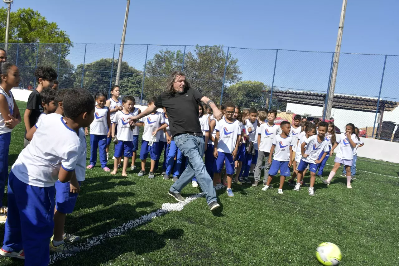 DANIEL INAUGURA CAMPO REVITALIZADO NA COHAB E ANUNCIA PRAÇA DE LAZER, COM PARCERIA DO GOVERNO DO ESTADO