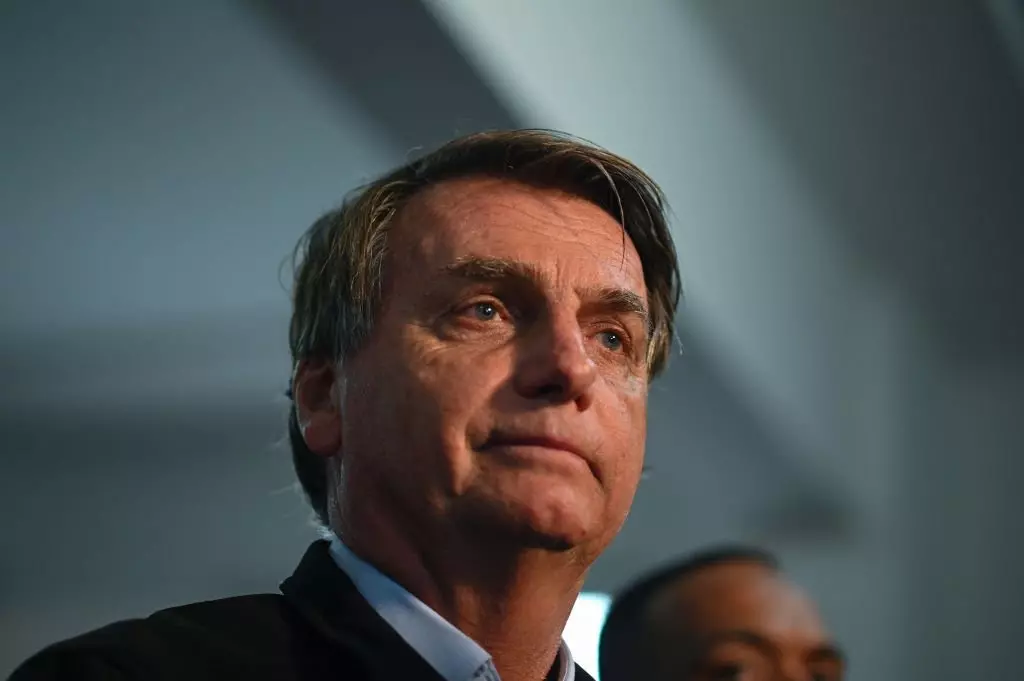 Bolsonaro faz rápida  aparição e não discursa em manifestação contra STF