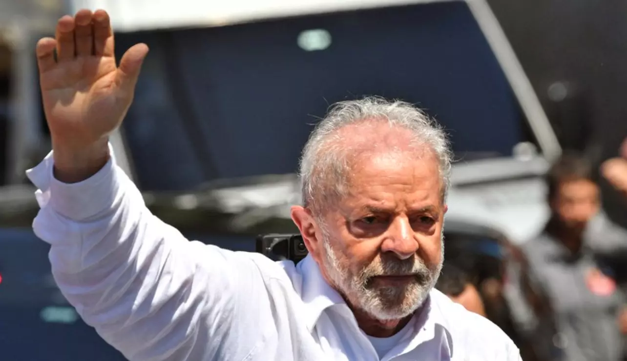 Lula retorna a São Paulo após dias na Bahia e vai integrar processo de transição