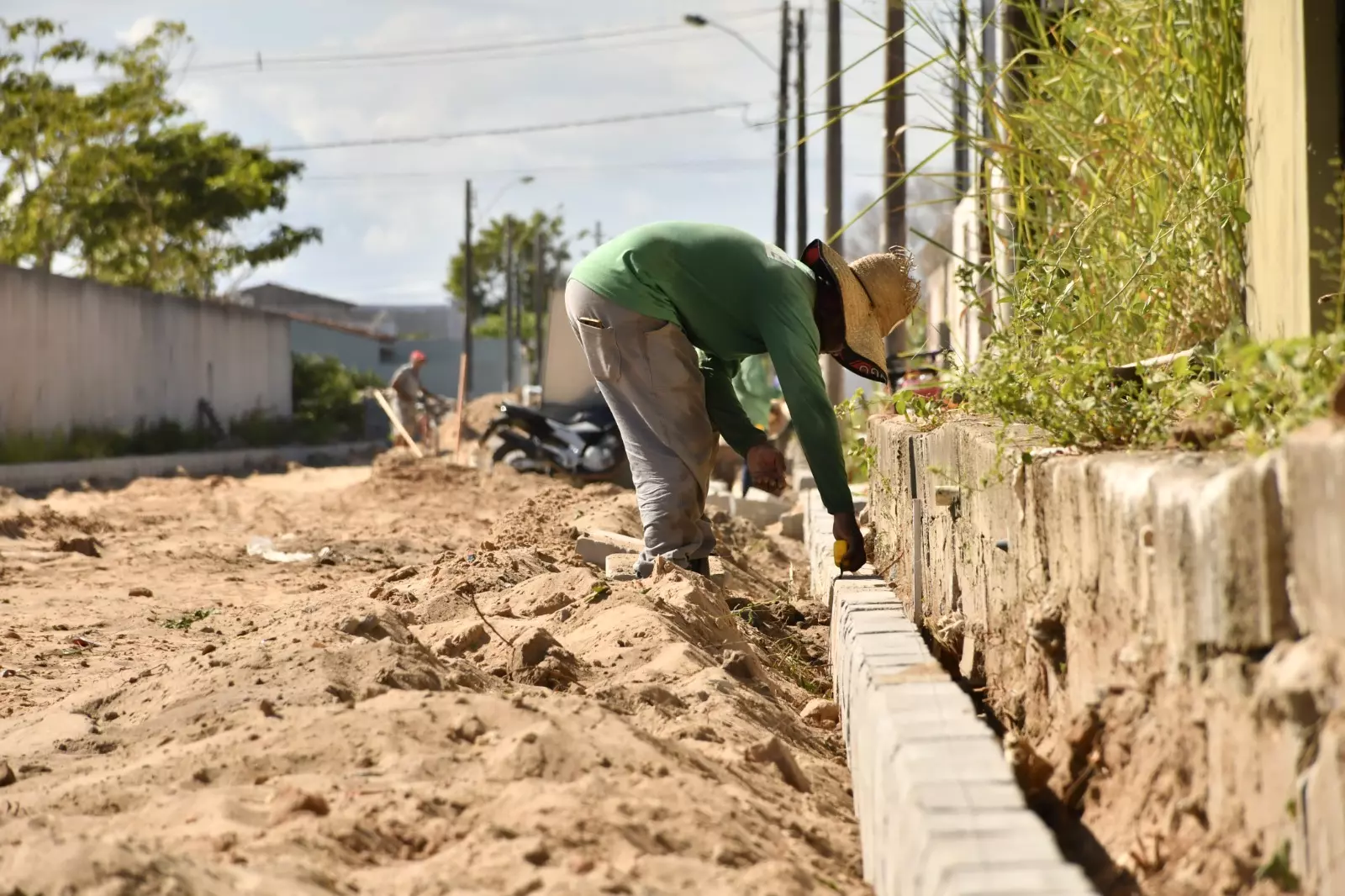 Prefeitura de São Mateus está realizando mais de quatro mil metros de calçamento com recursos próprios no Balneário de Guriri