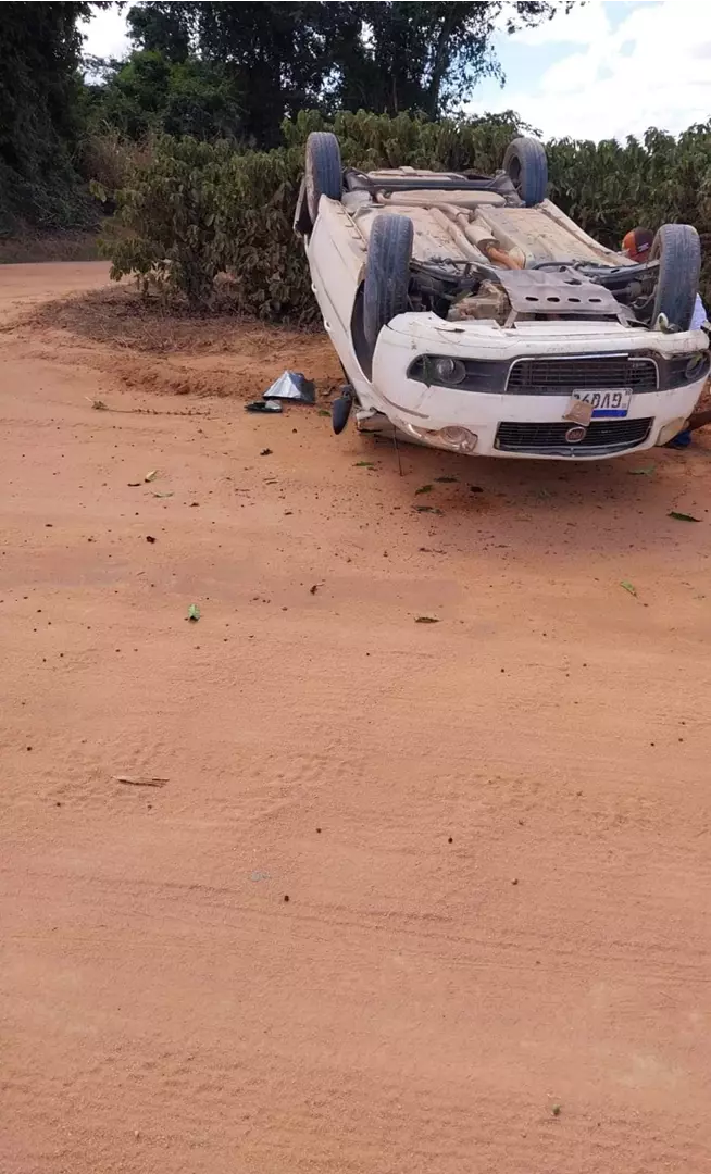 Veículo capota na Zona Rural de Jaguaré