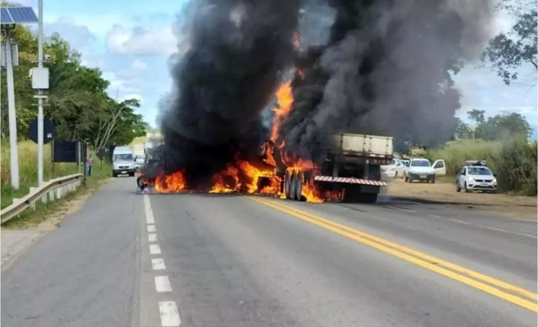 Colisão entre carreta e veículo provoca incêndio na BR 101 em Rio Quartel